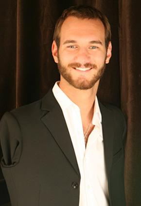 أشهر متحدّ للإعاقة في العالم يقضي شهر العسل مع زوجته الجديدة